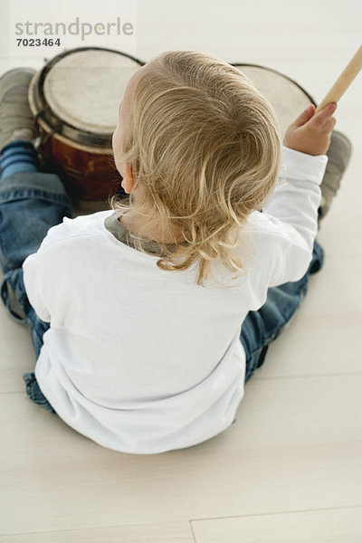 Baby Boy beim Schlagzeug spielen  Rückansicht