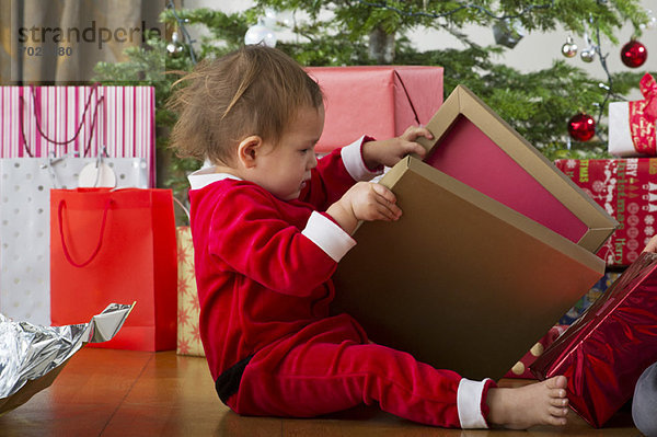 Baby Mädchen eröffnet Weihnachtsgeschenk