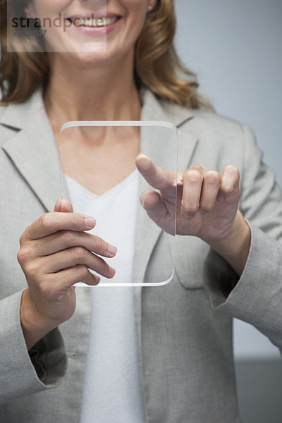 Geschäftsfrau mit transparentem digitalem Tablett