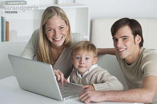 Junge Eltern und kleiner Junge mit Laptop  Portrait