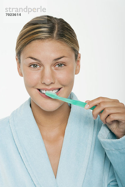 Junge Frau beim Zähneputzen