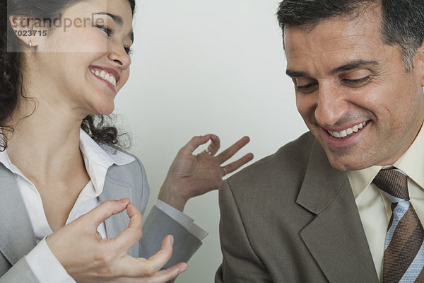 Geschäftsfreunde lachen zusammen  Frau hält Hände in Mudra