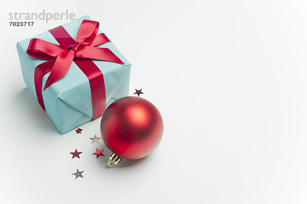 Weihnachtsgeschenk und Ornament