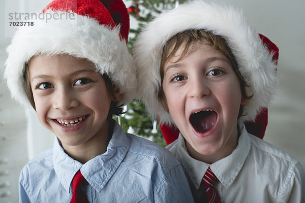 Jungen mit Weihnachtsmützen  Portrait