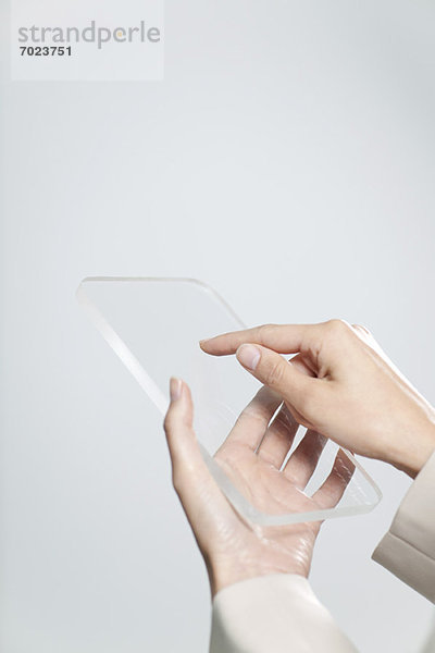 Frauenhände mit transparentem Digital-Tablett