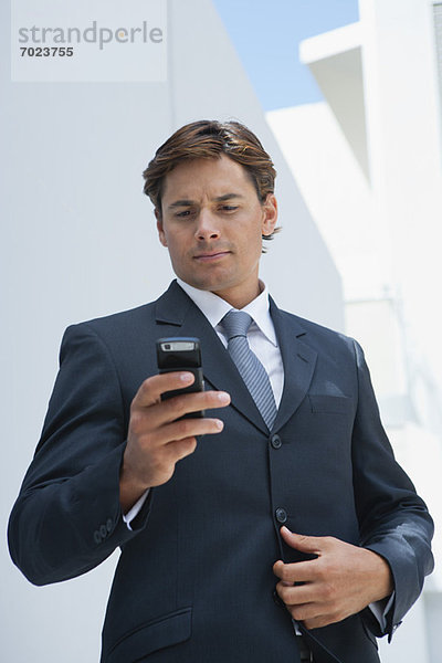Geschäftsmann SMS mit Handy