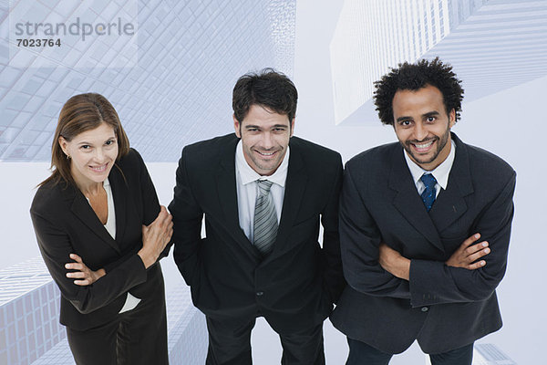 Team von Führungskräften lächelt selbstbewusst mit Wolkenkratzern auf dem Hintergrund