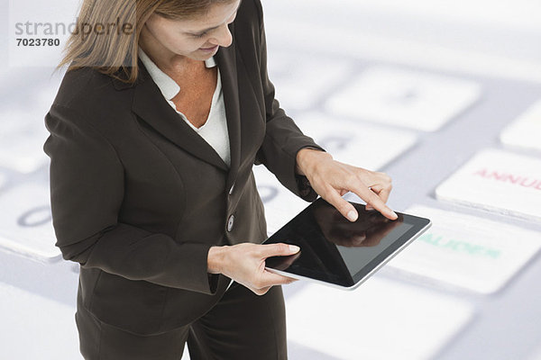 Geschäftsfrau mit digitalem Tablett  Nahaufnahme der Tastatur überlagert mit Hintergrund