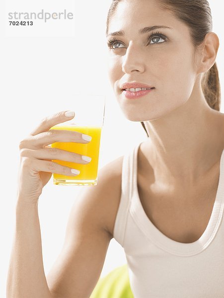 Junge Frau trinken Orangensaft