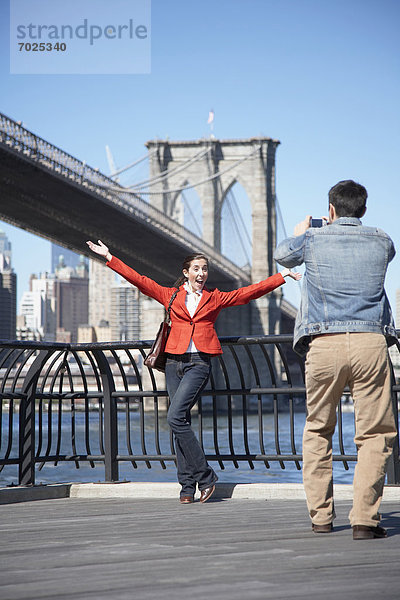 Vereinigte Staaten von Amerika  USA  nahe  Frau  Mann  New York City  Brücke  fotografieren  Brooklyn