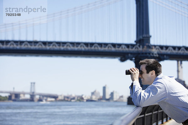 Vereinigte Staaten von Amerika  USA  nahe  benutzen  Mann  New York City  Brücke  Fernglas  Brooklyn