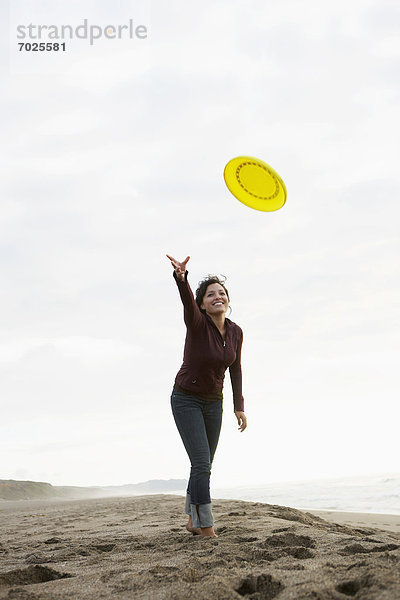 Frau  werfen  Strand  jung  Frisbee