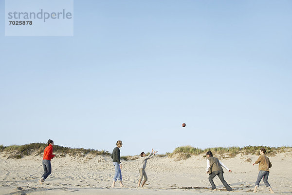 Mensch  5  Menschen  Strand  Ball Spielzeug  spielen