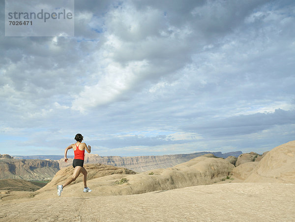 Frau  Wüste  joggen