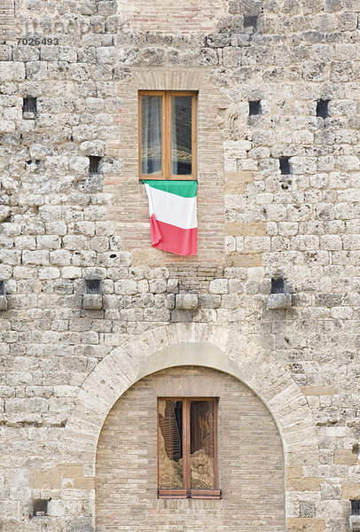Mittelalter  fliegen  fliegt  fliegend  Flug  Flüge  Gebäude  Fahne  Italienisch