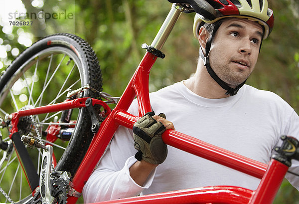 Mann  tragen  Mittelpunkt  Fahrrad  Rad  Erwachsener