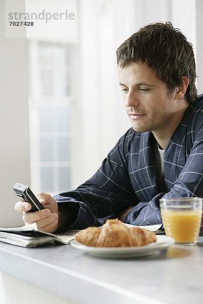 Handy  benutzen  Mann  Mittelpunkt  Tisch  Erwachsener  Frühstück
