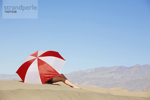 sitzend  Frau  Regenschirm  Schirm  unterhalb  Wüste