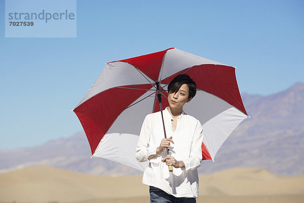 Frau  gehen  Regenschirm  Schirm  unterhalb  Wüste  jung