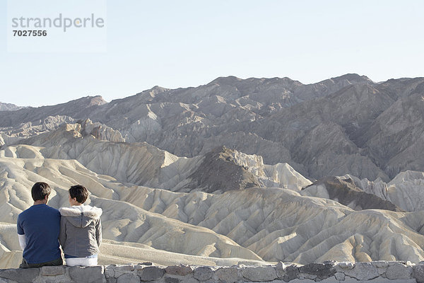 Vereinigte Staaten von Amerika USA sitzend Steinmauer Wüste Rückansicht Ansicht Death Valley Nationalpark Kalifornien