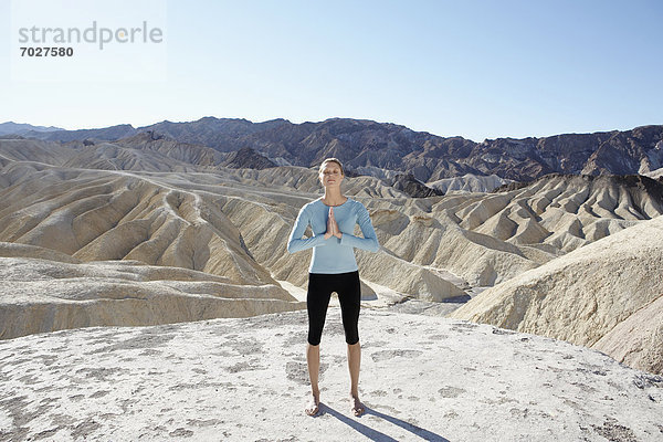 Vereinigte Staaten von Amerika USA Frau Wüste jung Yoga Death Valley Nationalpark Kalifornien