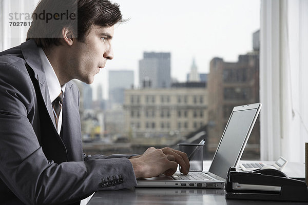 Notebook  Geschäftsmann  Büro  tippen