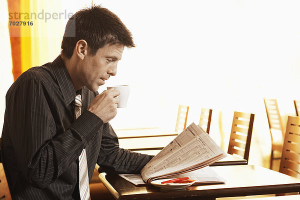 Geschäftsmann  Mittelpunkt  trinken  Kaffee  Erwachsener  Zeitung  vorlesen