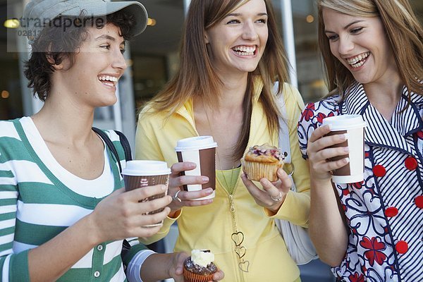 Jugendlicher  Kaffee  Kuchen  trinken  3  Mädchen  ausführen  essen  essend  isst