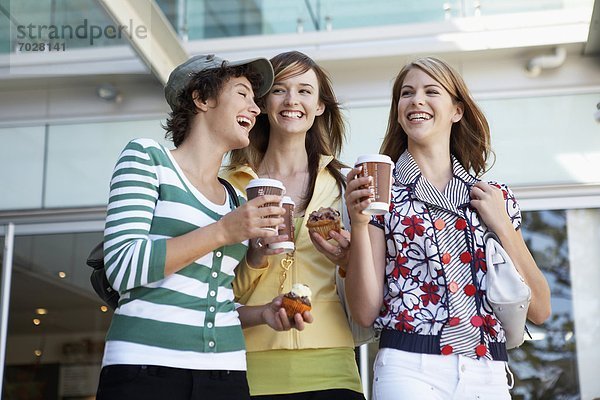 niedrig  Jugendlicher  Kaffee  Kuchen  Ansicht  Flachwinkelansicht  trinken  3  Mädchen  ausführen  essen  essend  isst  Winkel