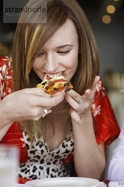 Frau  Scheibe  jung  Pizza  essen  essend  isst