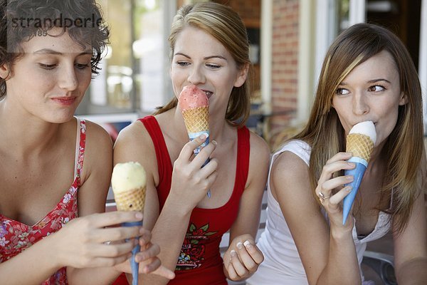 Jugendlicher  Eis  3  Schlagsahne  Mädchen  essen  essend  isst