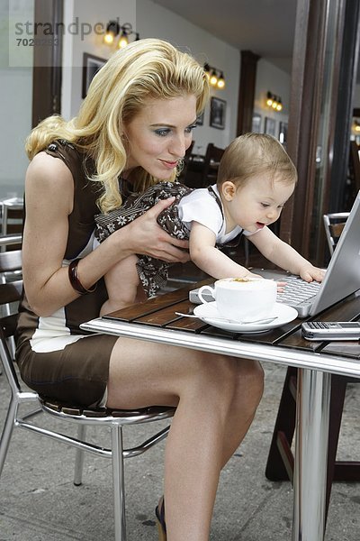 zeigen  Computer  Notebook  Mittelpunkt  Mädchen  Mutter - Mensch  Erwachsener  Baby