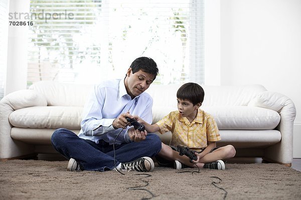 Vater und Sohn spielen von Videospielen