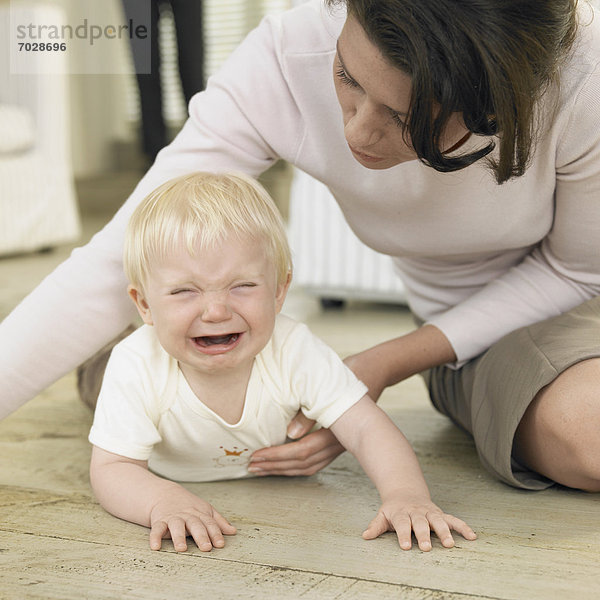 weinen  Junge - Person  0-1 Jahr  0 bis 1 Jahr  Mutter - Mensch  Baby