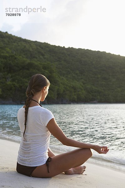 Vereinigte Staaten von Amerika  USA  Frau  Strand  Meditation  Sand  Mittelpunkt  Amerikanische Jungferninseln  02 Position  Erwachsener