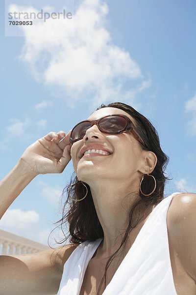 niedrig  Frau  Ansicht  jung  Flachwinkelansicht  Kleidung  Sonnenbrille  Winkel