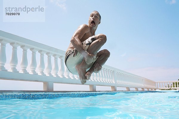 Mann springen Mittelpunkt Schwimmbad Erwachsener