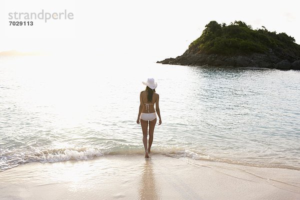 Vereinigte Staaten von Amerika  USA  Frau  gehen  Strand  Sand  jung  Amerikanische Jungferninseln