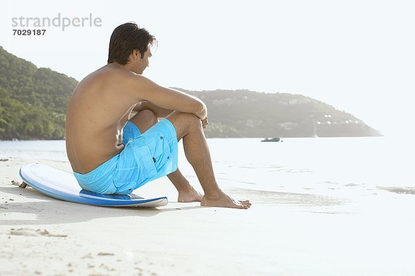 Vereinigte Staaten von Amerika  USA  sitzend  Mann  Strand  Surfboard  jung  Amerikanische Jungferninseln
