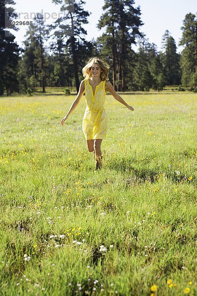 Frau  rennen  Feld  Wildblume  jung