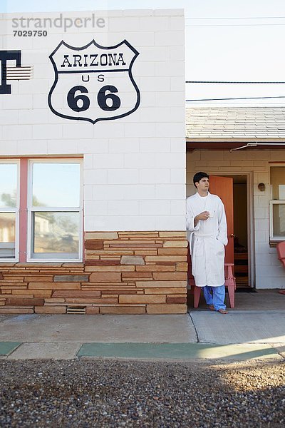 Vereinigte Staaten von Amerika  USA  Mann  Morgen  Arizona  jung  trinken  Kaffee  Motel