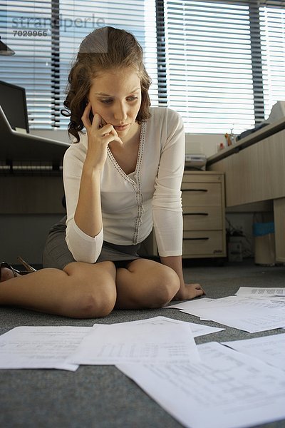 niedrig  Geschäftsfrau  arbeiten  Boden  Fußboden  Fußböden  Papier  Ansicht  Flachwinkelansicht  Winkel