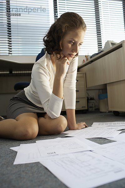 niedrig  Geschäftsfrau  arbeiten  Boden  Fußboden  Fußböden  Papier  Ansicht  Flachwinkelansicht  Winkel