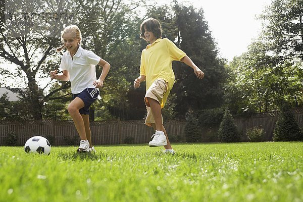 Bruder  Schwester  Fußball  spielen