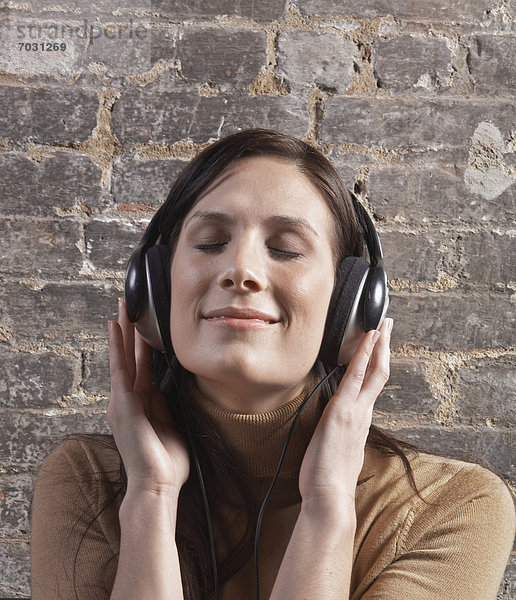 Frau  zuhören  Kopfhörer  Erwachsener Mittleren Alters  Erwachsene Mittleren Alters