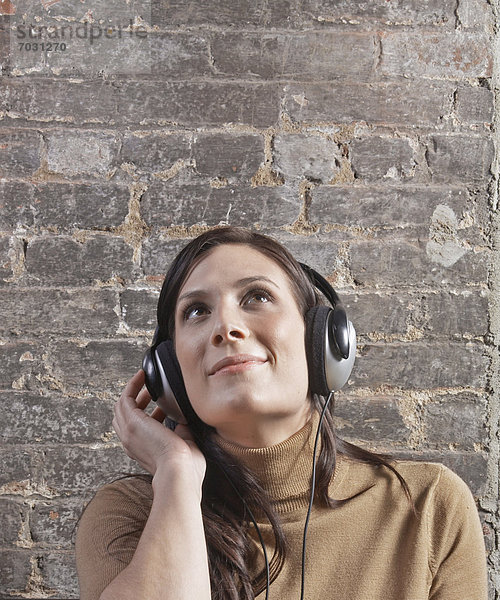 Frau  zuhören  Kopfhörer  Erwachsener Mittleren Alters  Erwachsene Mittleren Alters