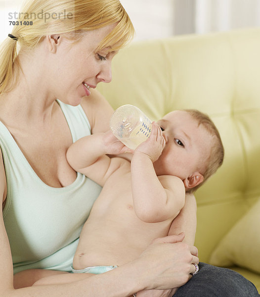 Junge - Person  halten  Mutter - Mensch  Baby  Flasche  Milch