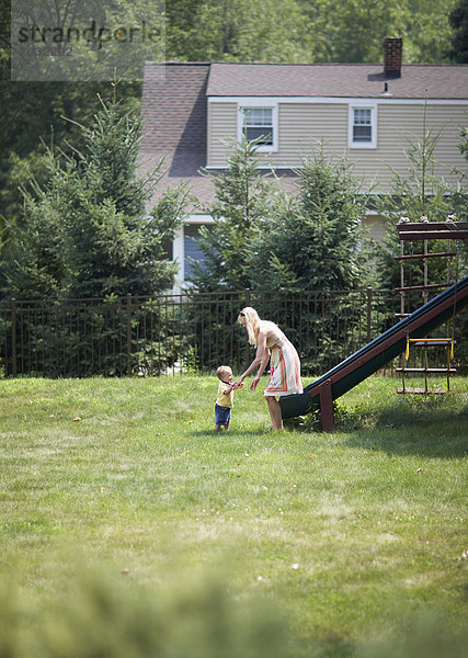 Junge - Person  Spielplatz  Mutter - Mensch  Baby  spielen
