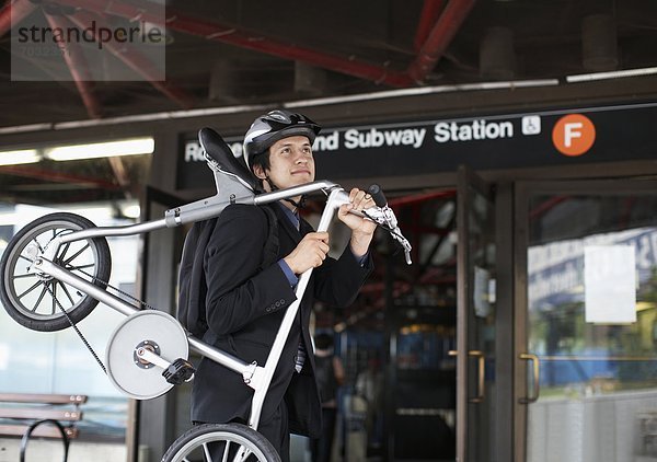 Geschäftsmann tragen Fahrrad Rad U-Bahn Haltestelle Haltepunkt Station