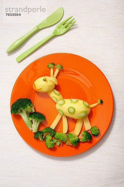 Kinderteller mit Kartoffeln und Brokkoli in Form einer Giraffe